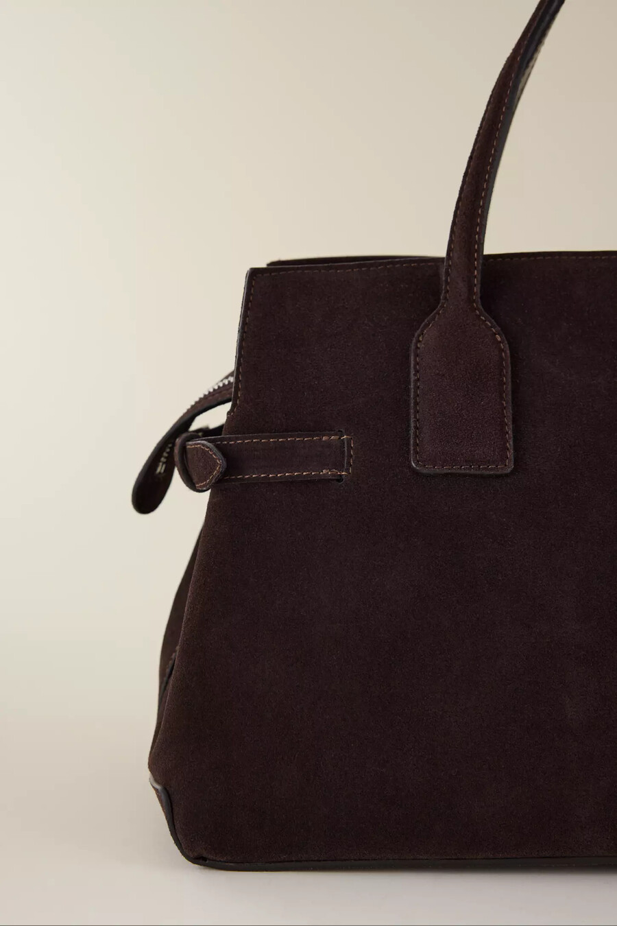 geschmeichelte lisa wildleder-bowlertasche