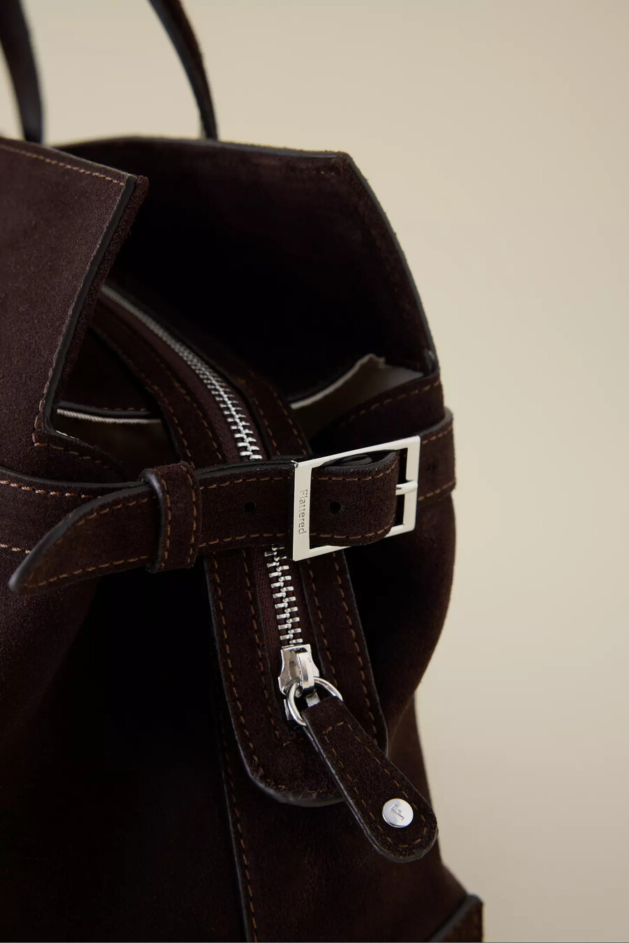 geschmeichelte lisa wildleder-bowlertasche