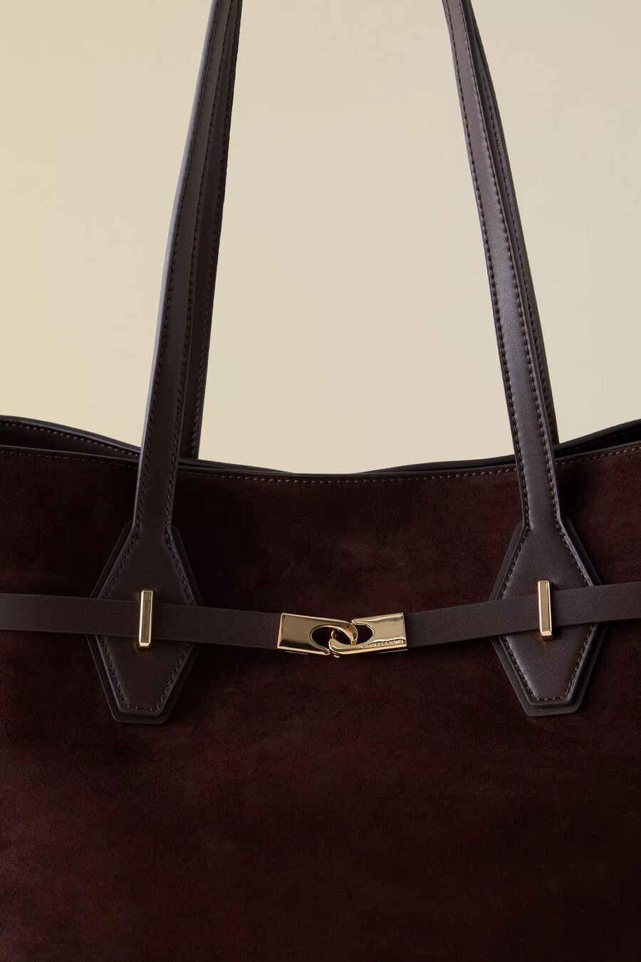 charles keith xl arlet tragetasche aus recyceltem wildleder
