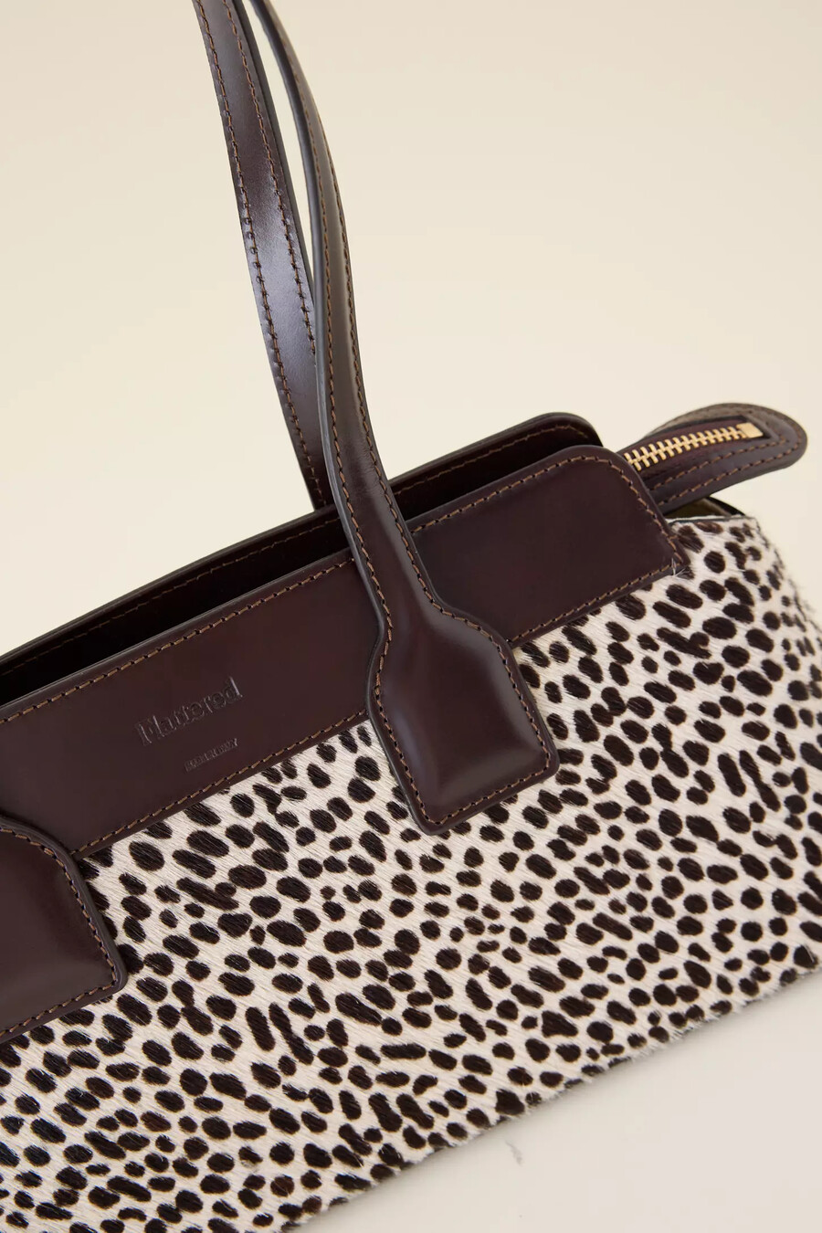 geschmeichelte greta schultertasche aus leder mit pony-effekt