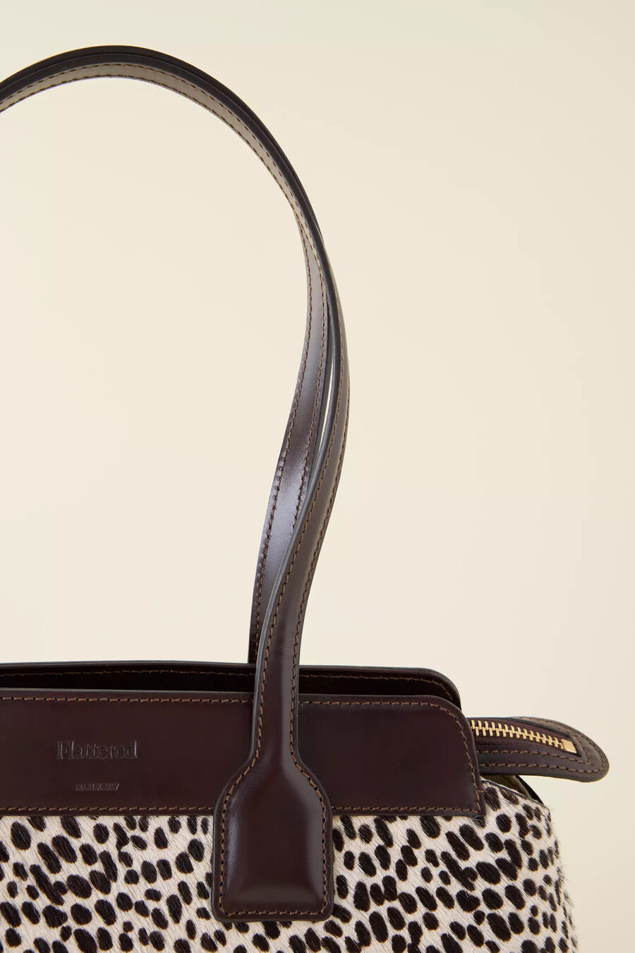 geschmeichelte greta schultertasche aus leder mit pony-effekt