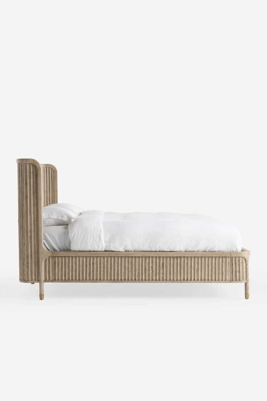 das isla-bett aus geriffeltem holz