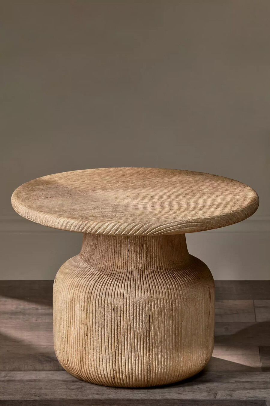 nkuku vivan beistelltisch aus gerilltem holz