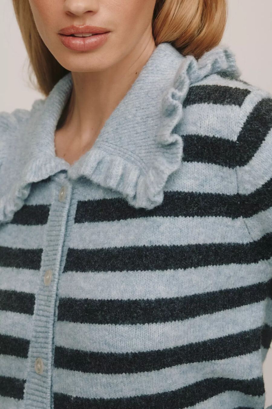 die ainsley strickjacke mit rüschenkragen von self contrast
