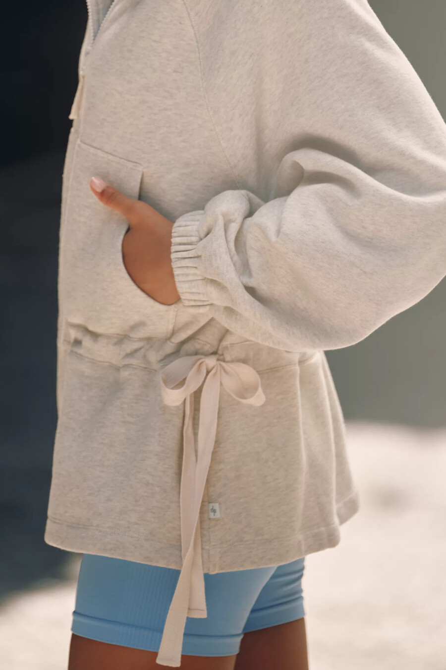 tägliche Übung strickjacke hochziehen