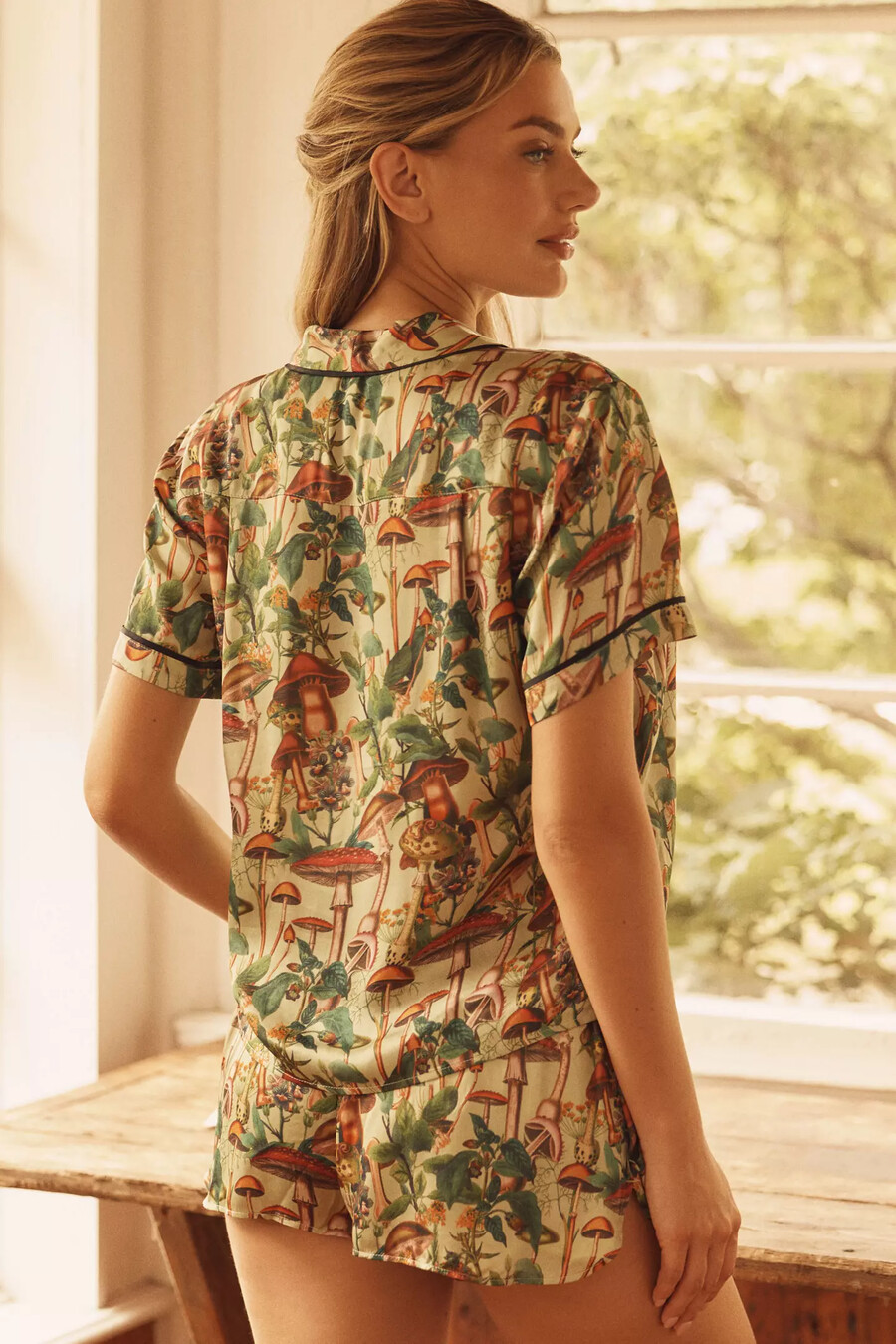 seidiges gemustertes pyjamaoberteil von anthropologie