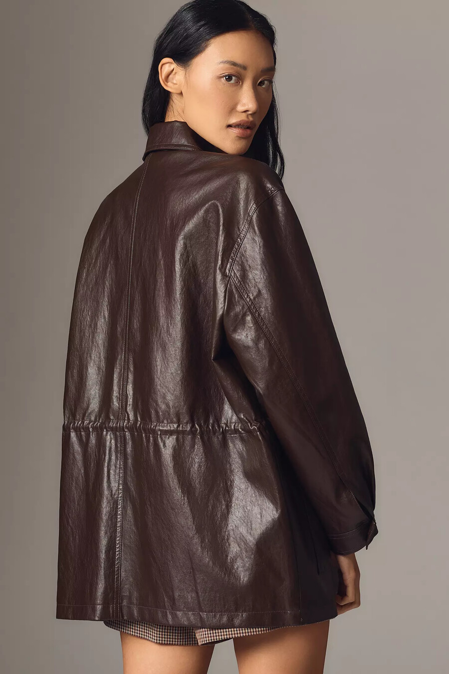 anthropologie-jacke aus kunstleder mit taillengürtel