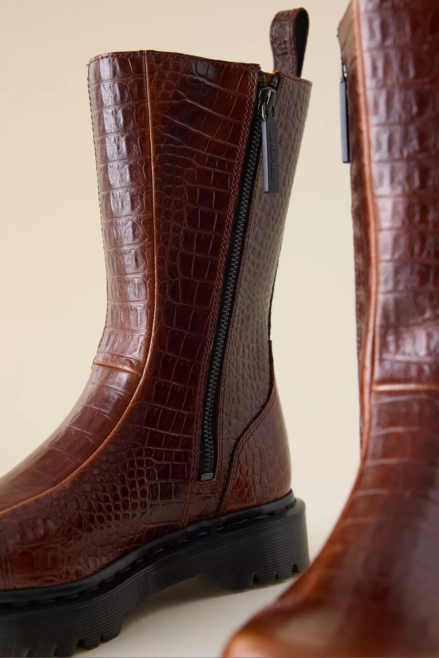 dr. martens rejena stiefel aus leder mit krokodilprägung
