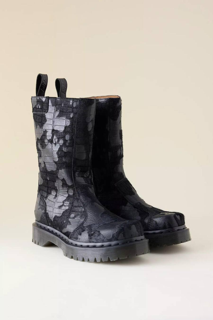 dr. martens rejena stiefel aus krokodilleder mit fellbesatz