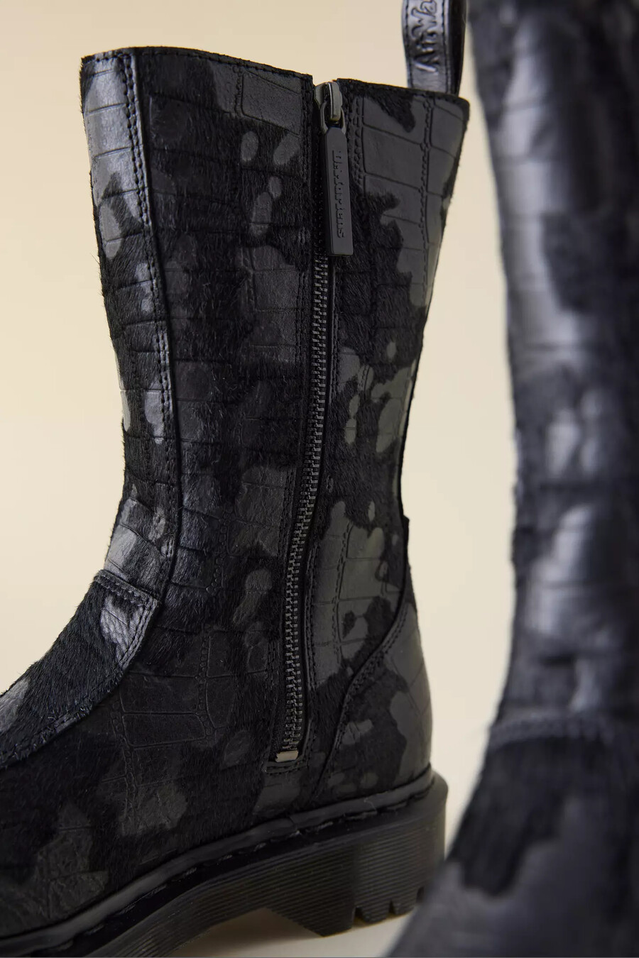 dr. martens rejena stiefel aus krokodilleder mit fellbesatz