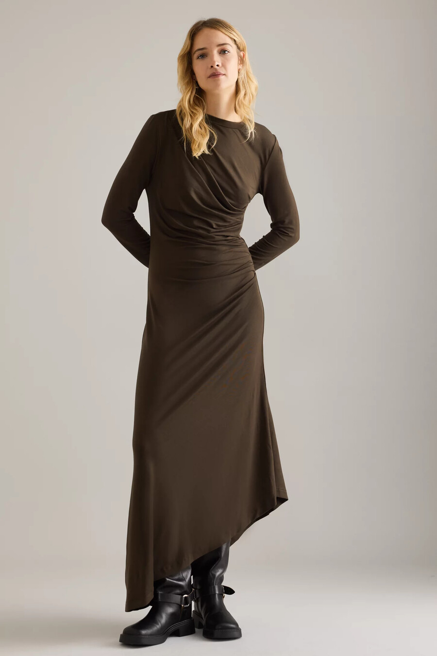 ausgewähltes ilina drapiertes asymmetrisches maxikleid