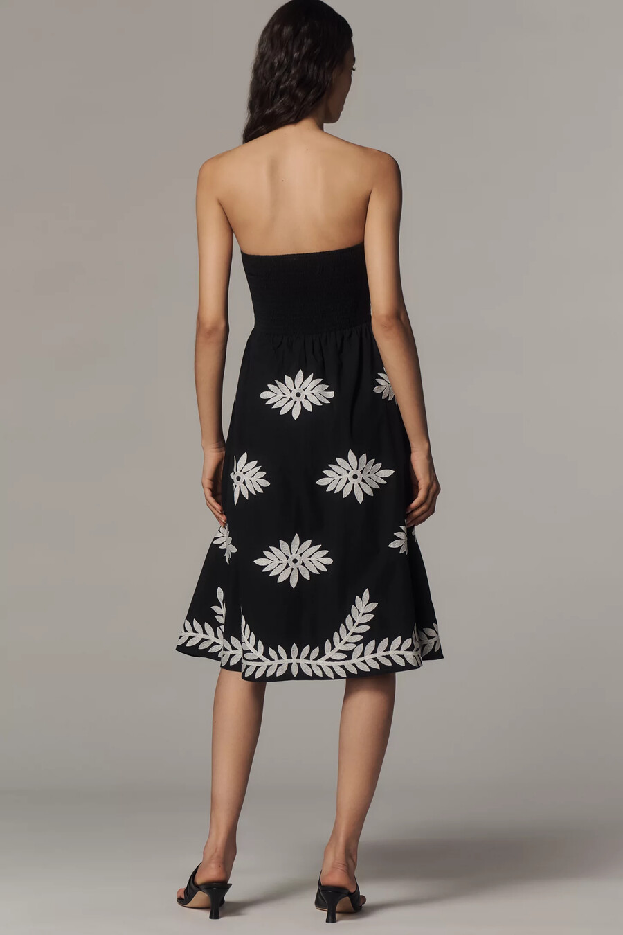 trägerloses gerafftes midikleid von anthropologie