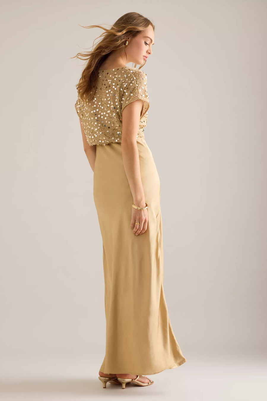 nie vollständig angezogenes pailletten-maxikleid elodie