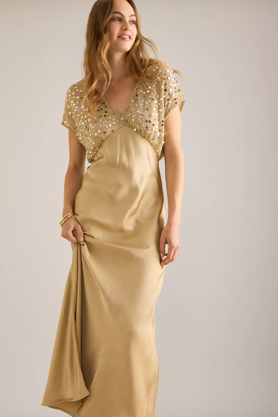 nie vollständig angezogenes pailletten-maxikleid elodie