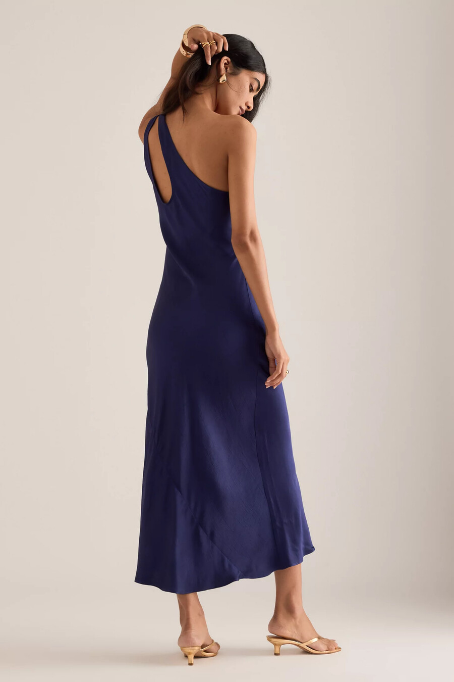 das lily one-shoulder satin midi slip dress mit metalldetails
