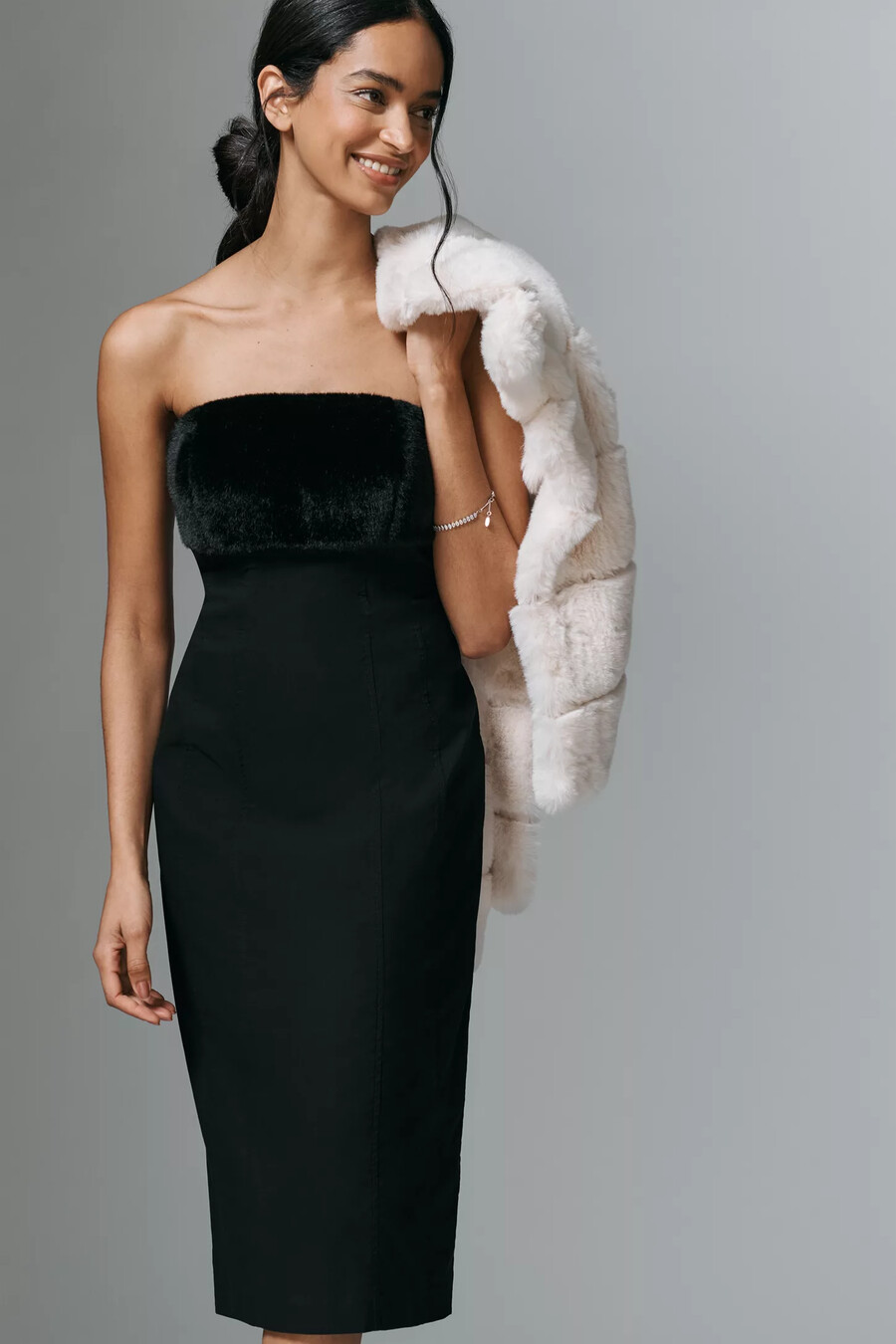 anthropologie bandeau-kleid mit kunstpelzbesatz schmal geschnitten midi-länge