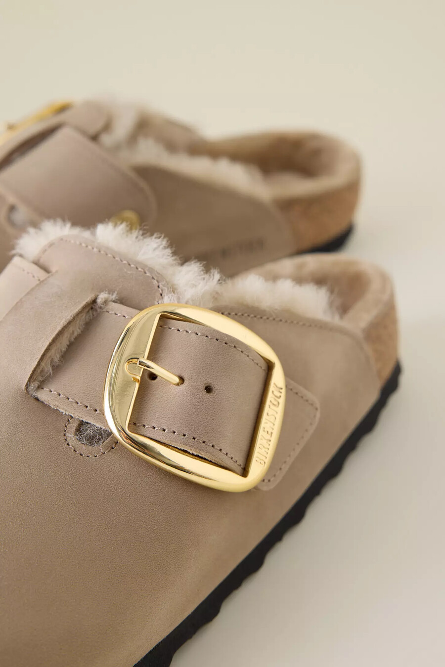 birkenstock boston clogs mit großer schnalle aus shearling