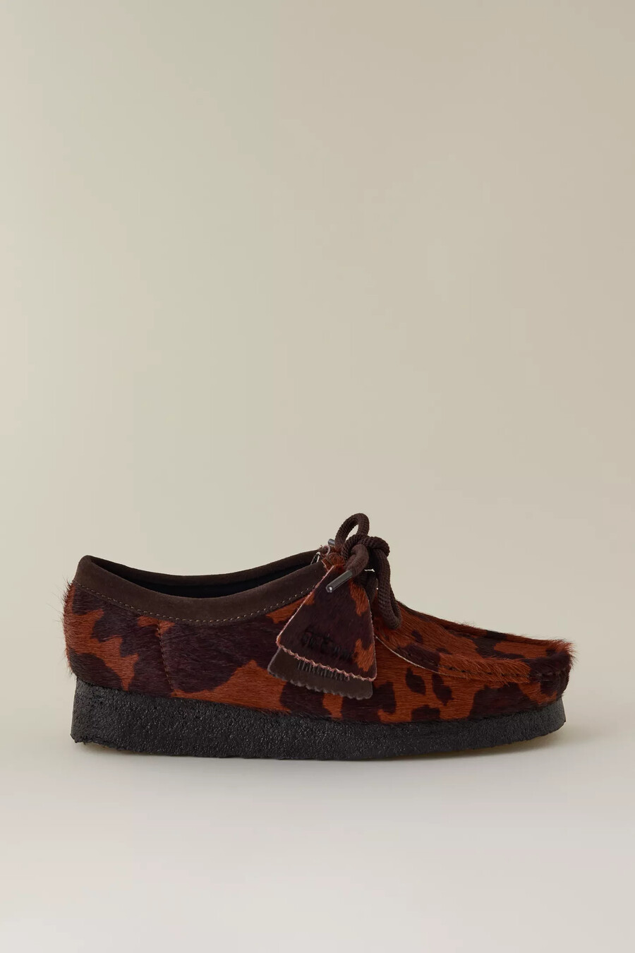 clarks wallabee schuhe in braun mit kuhmuster