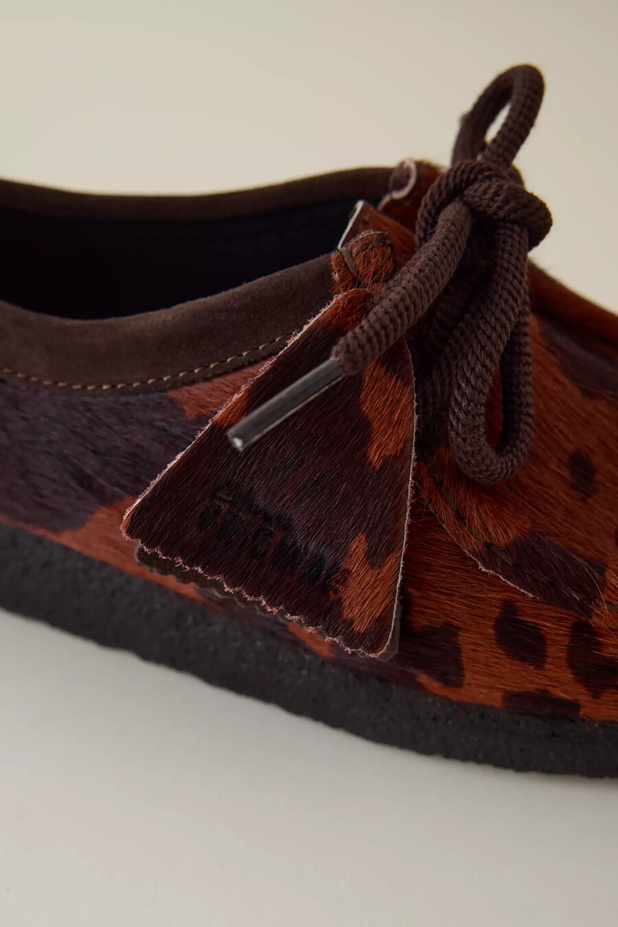 clarks wallabee schuhe in braun mit kuhmuster