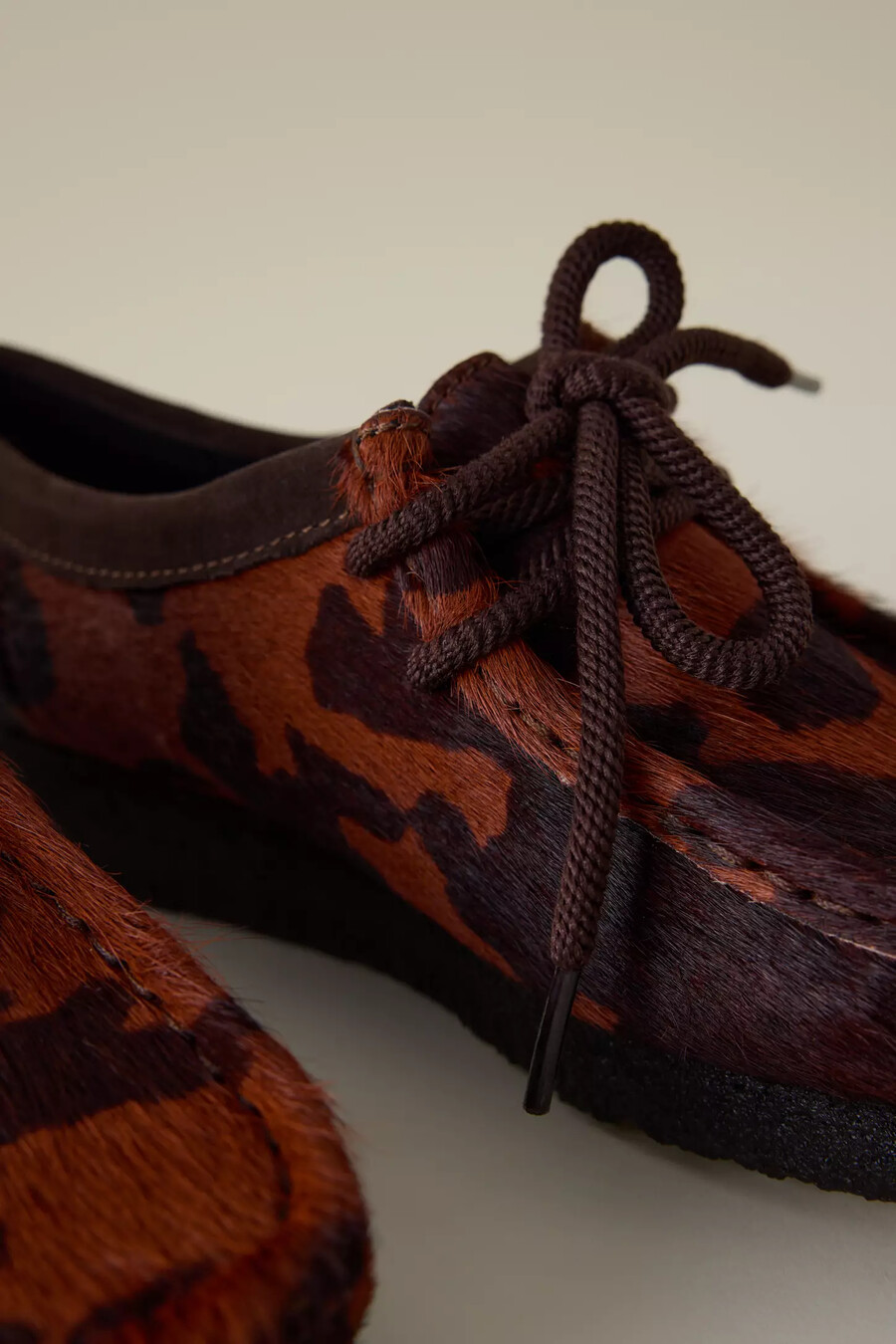 clarks wallabee schuhe in braun mit kuhmuster