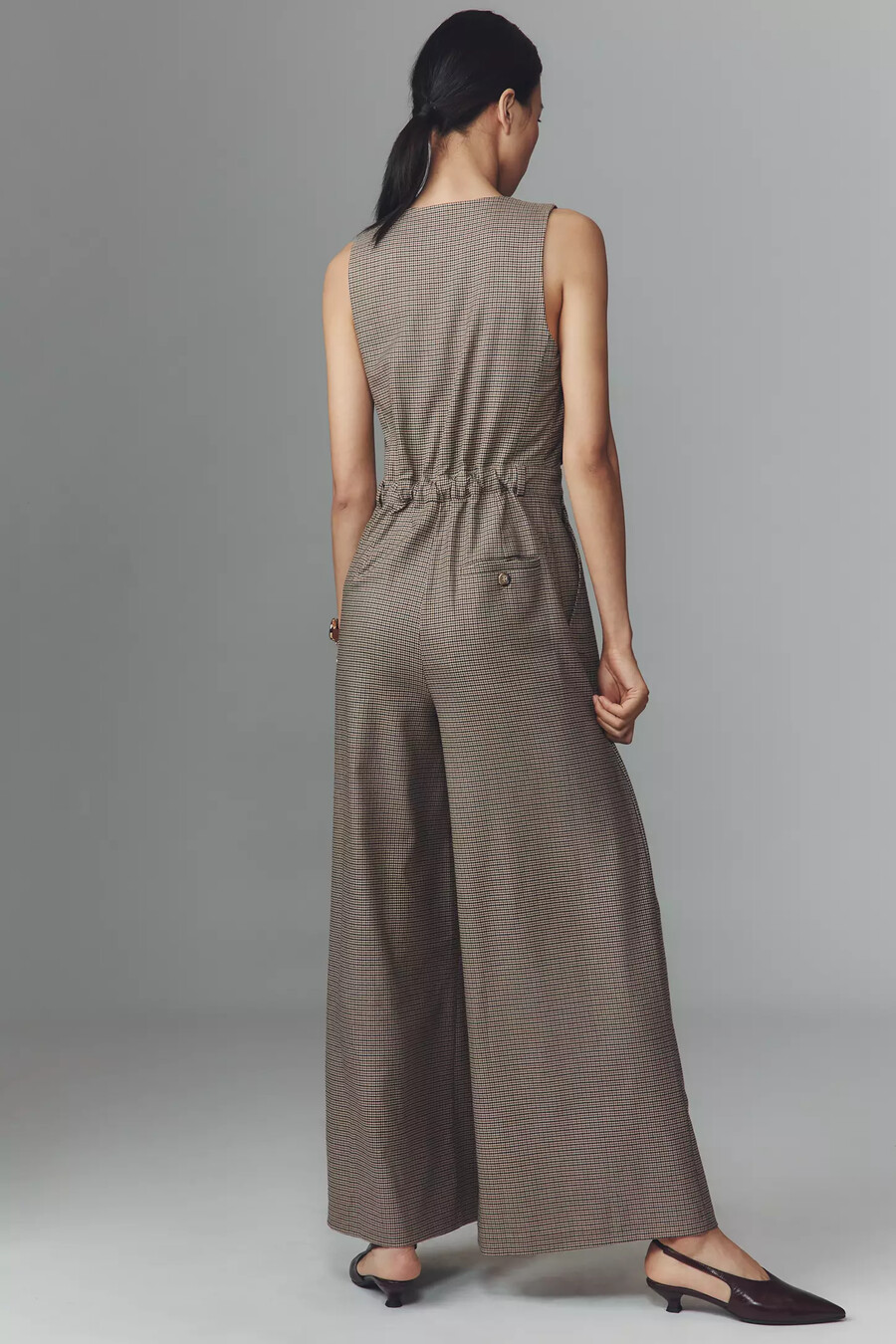 der avery jumpsuit mit weitem bein und falten von maeve