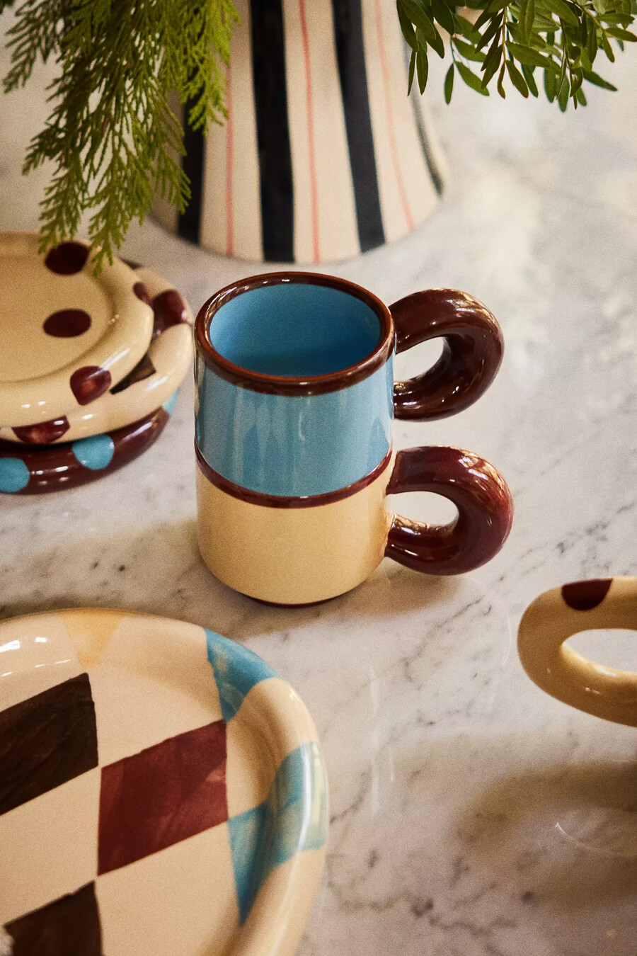 handbemalte voluminöse kaffeetasse in damson madder