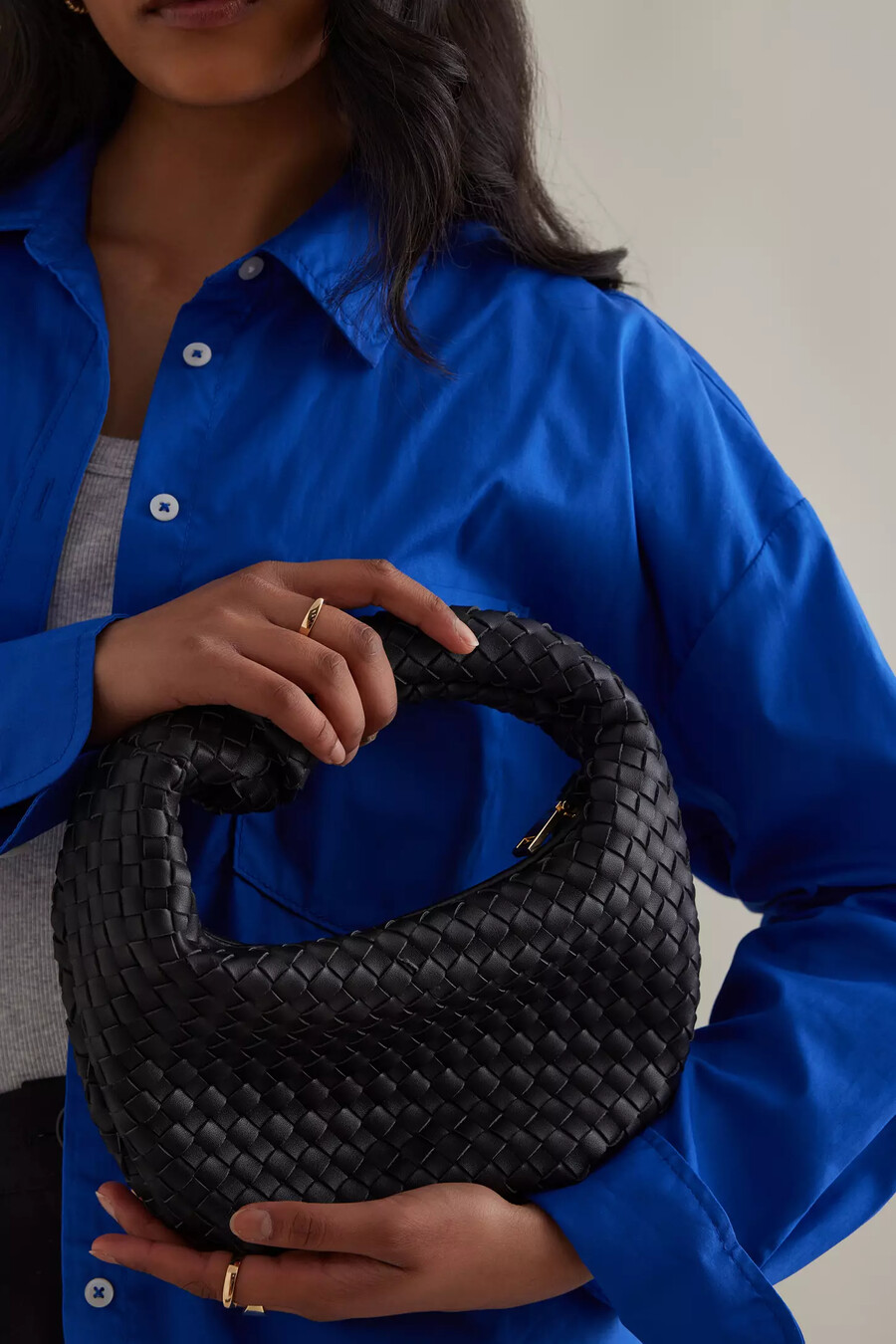 melie bianco larissa schultertasche aus gewebtem kunstleder