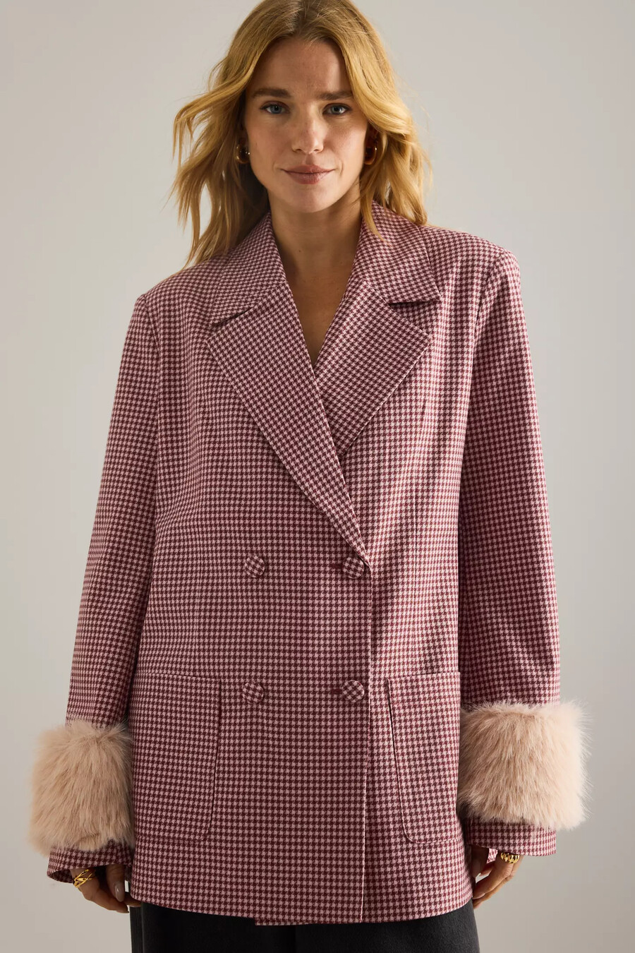 maeve blazer mit hahnentrittmuster und kunstpelzmanschetten