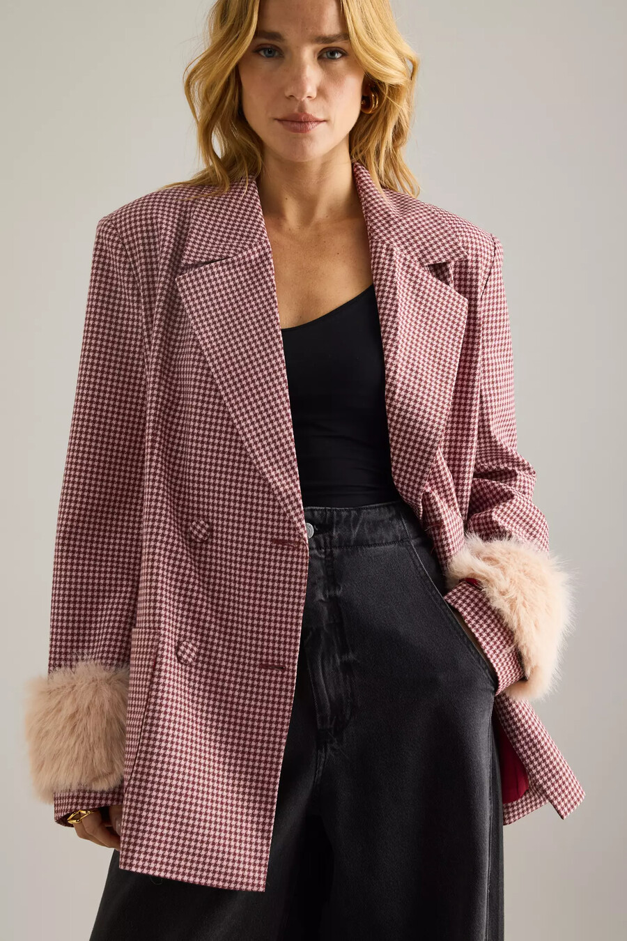 maeve blazer mit hahnentrittmuster und kunstpelzmanschetten