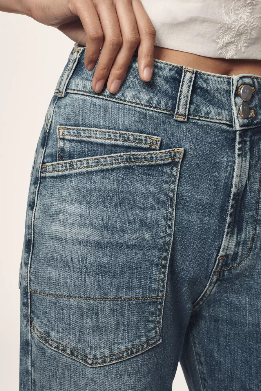 pilcro the wanderer mid-rise relaxed-leg jeans