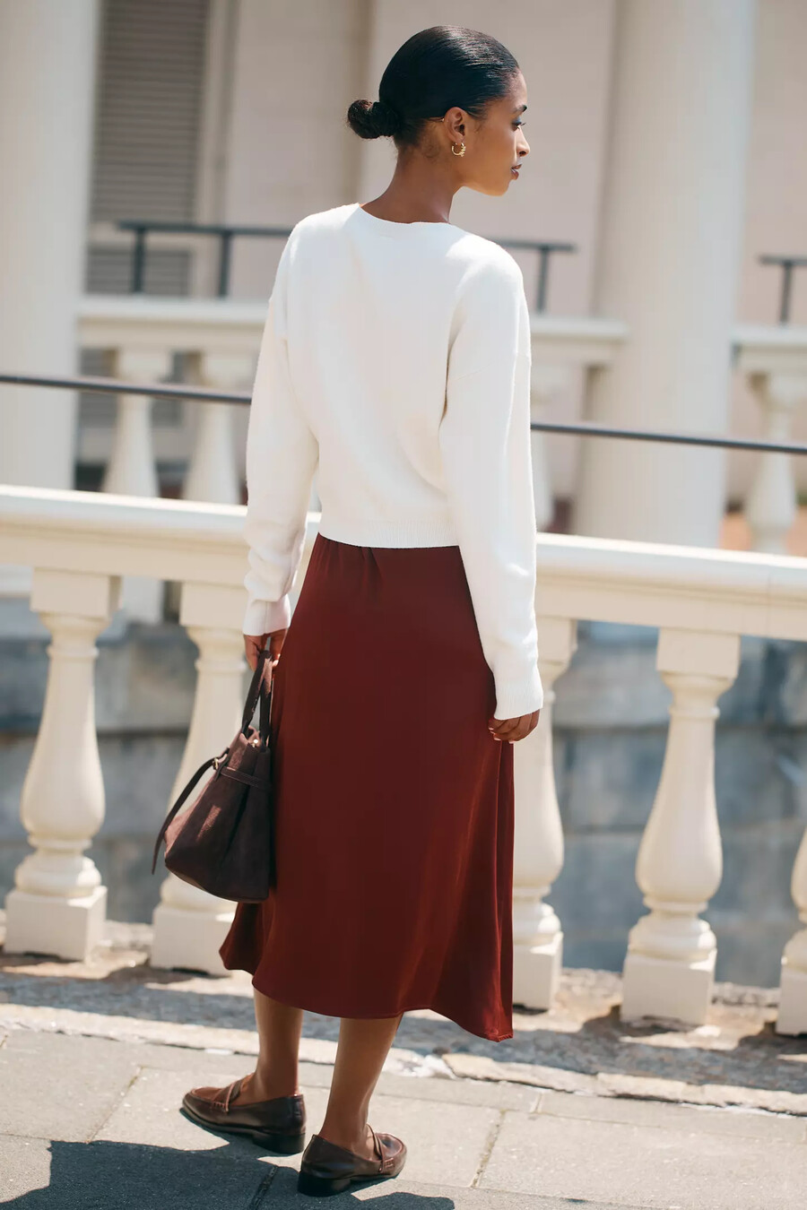 langärmliger faltbarer pullover und midirock von anthropologie