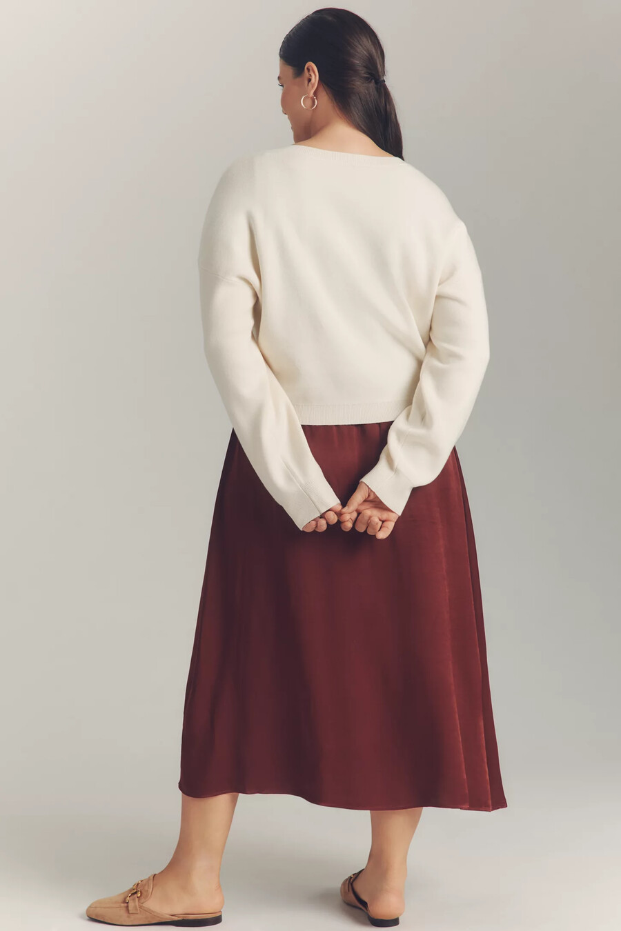 langärmliger faltbarer pullover und midirock von anthropologie