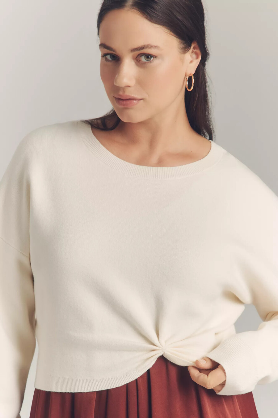 langärmliger faltbarer pullover und midirock von anthropologie