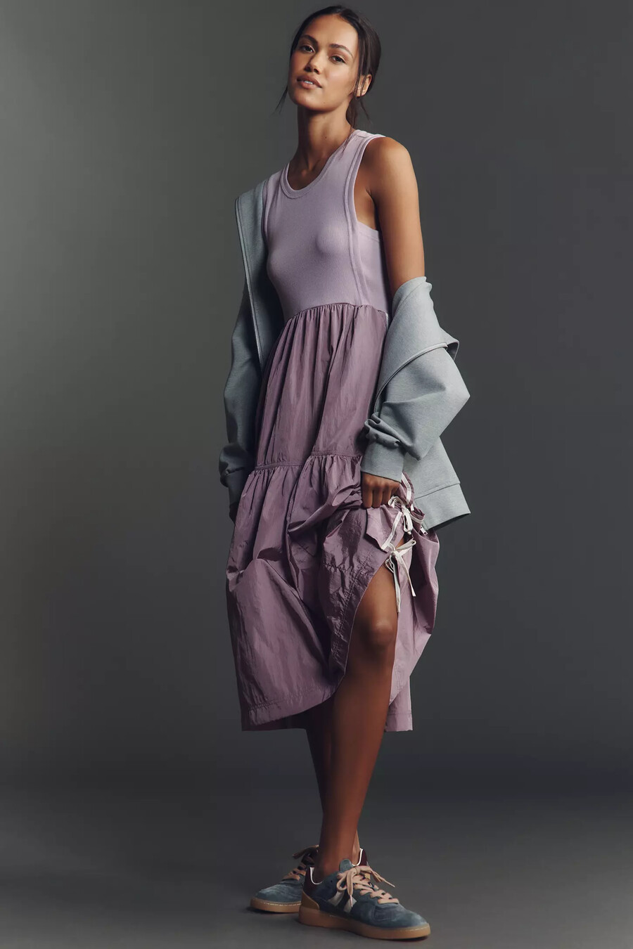Ärmelloses midi-kleid mit bowling-schnitt für den alltag