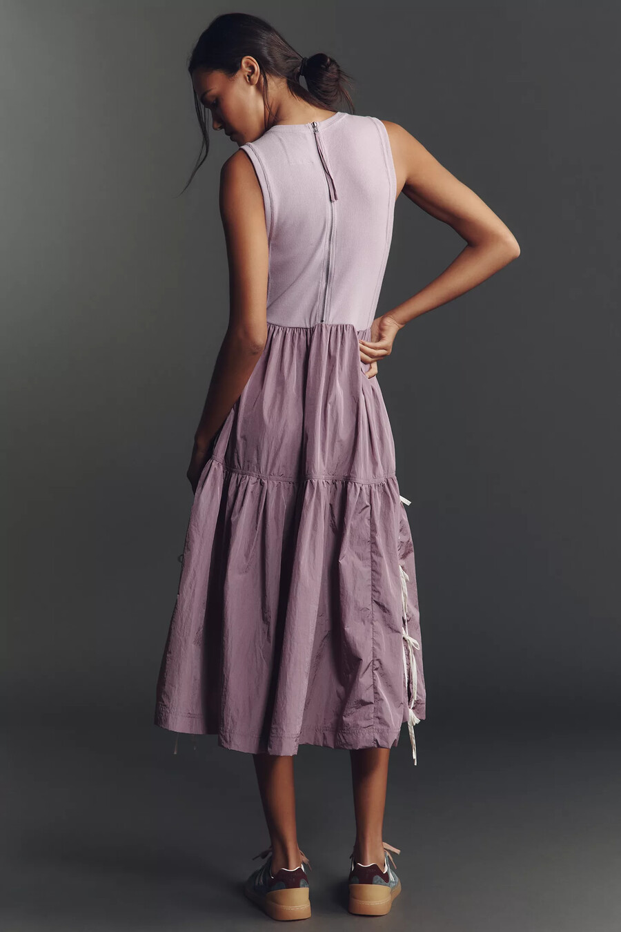 Ärmelloses midi-kleid mit bowling-schnitt für den alltag
