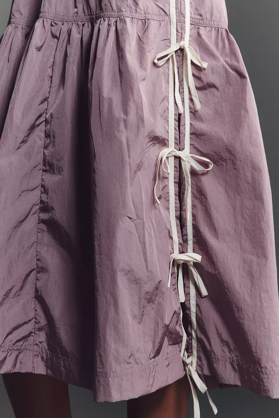 Ärmelloses midi-kleid mit bowling-schnitt für den alltag
