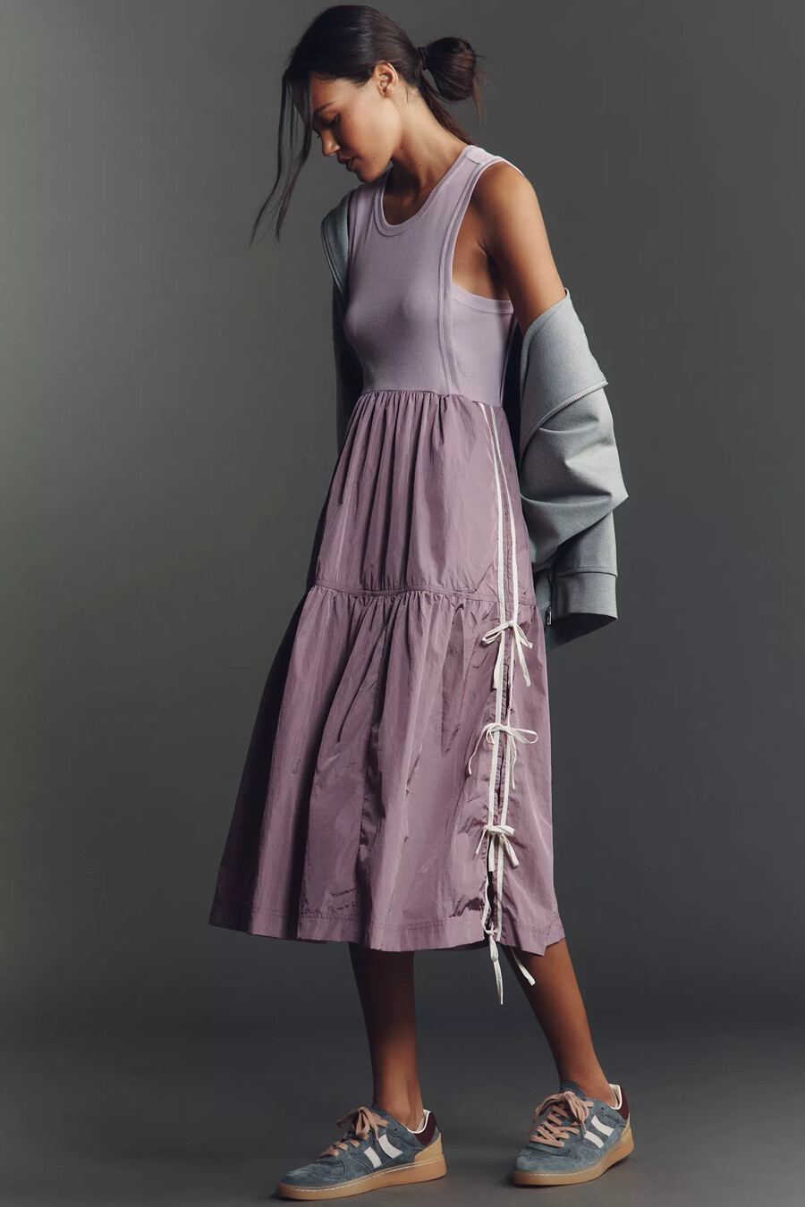Ärmelloses midi-kleid mit bowling-schnitt für den alltag