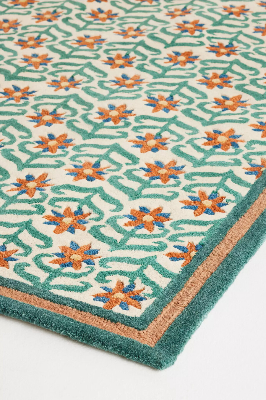 bedruckter getufteter wollteppich mit blumenmuster