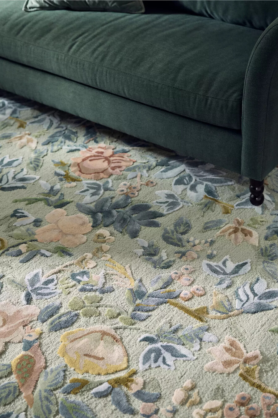 getufteter woll-viskose-teppich mit malerischem blumenmuster