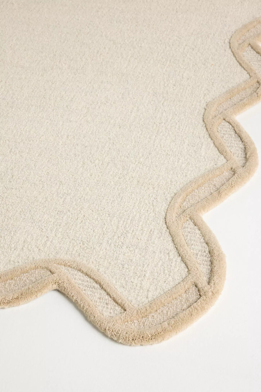 gesteppter wollteppich mit muschelkante