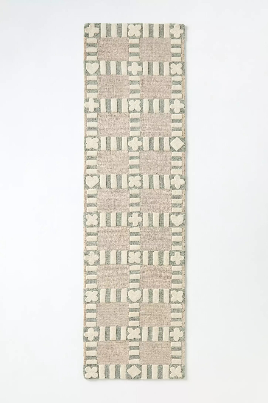 getufteter wollteppich mit schachbrettmuster