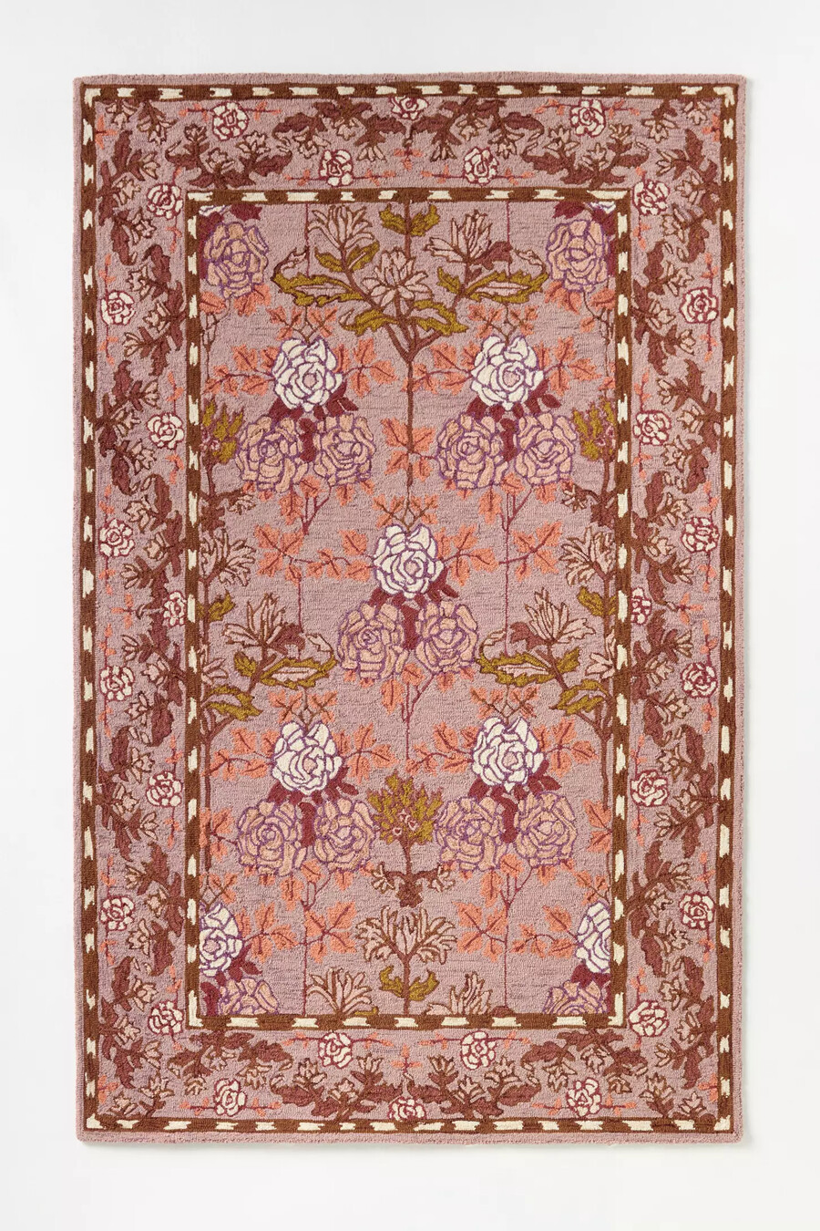 getufteter wollteppich mit gehäkeltem blumenrand