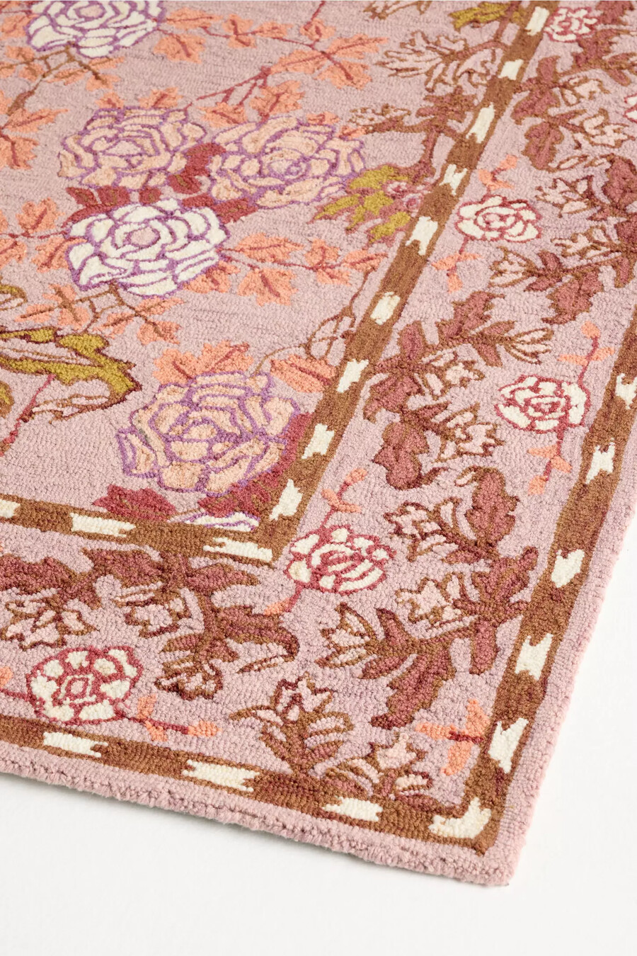 getufteter wollteppich mit gehäkeltem blumenrand