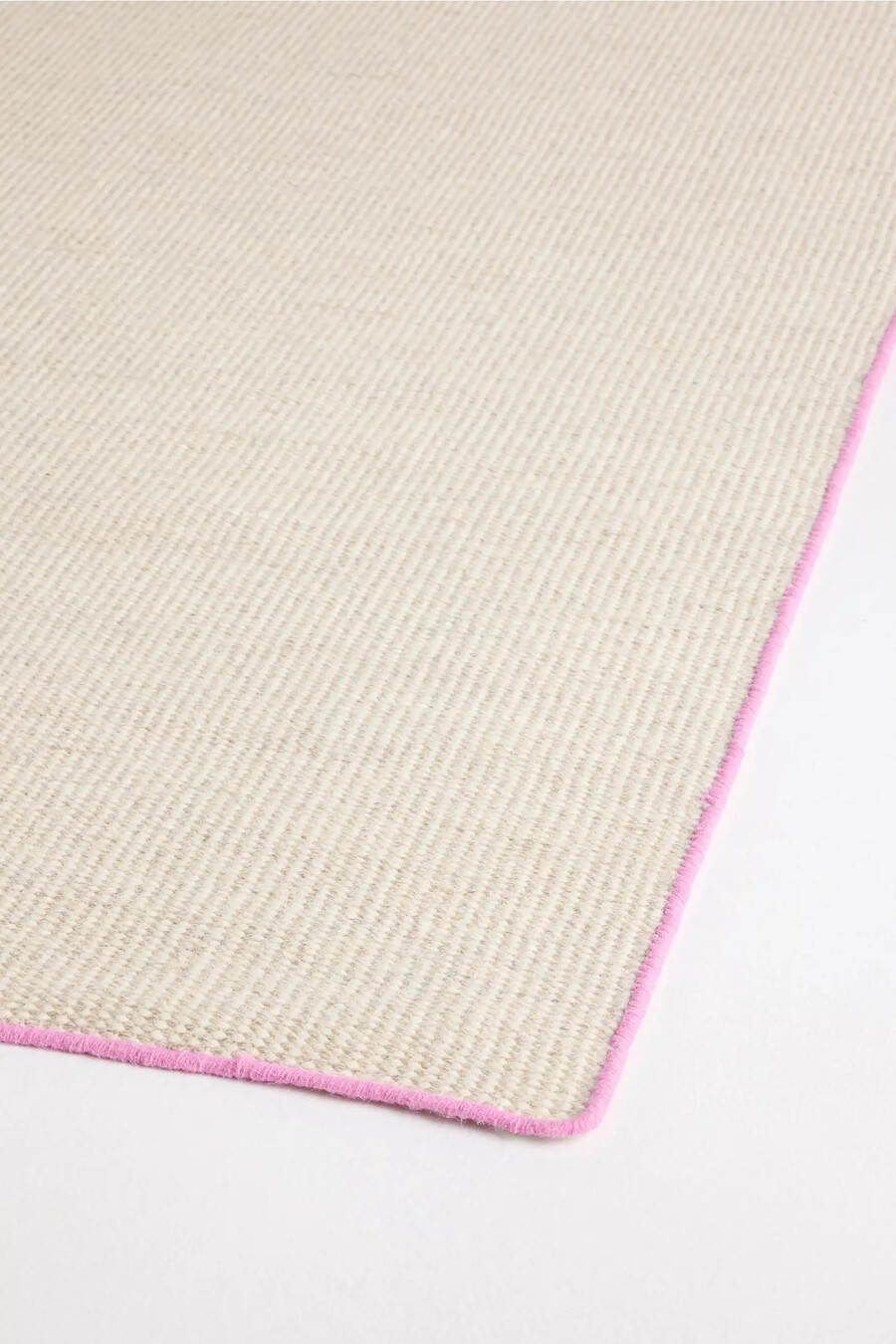 flachgewebter wollteppich mit kontrastierender einfassung