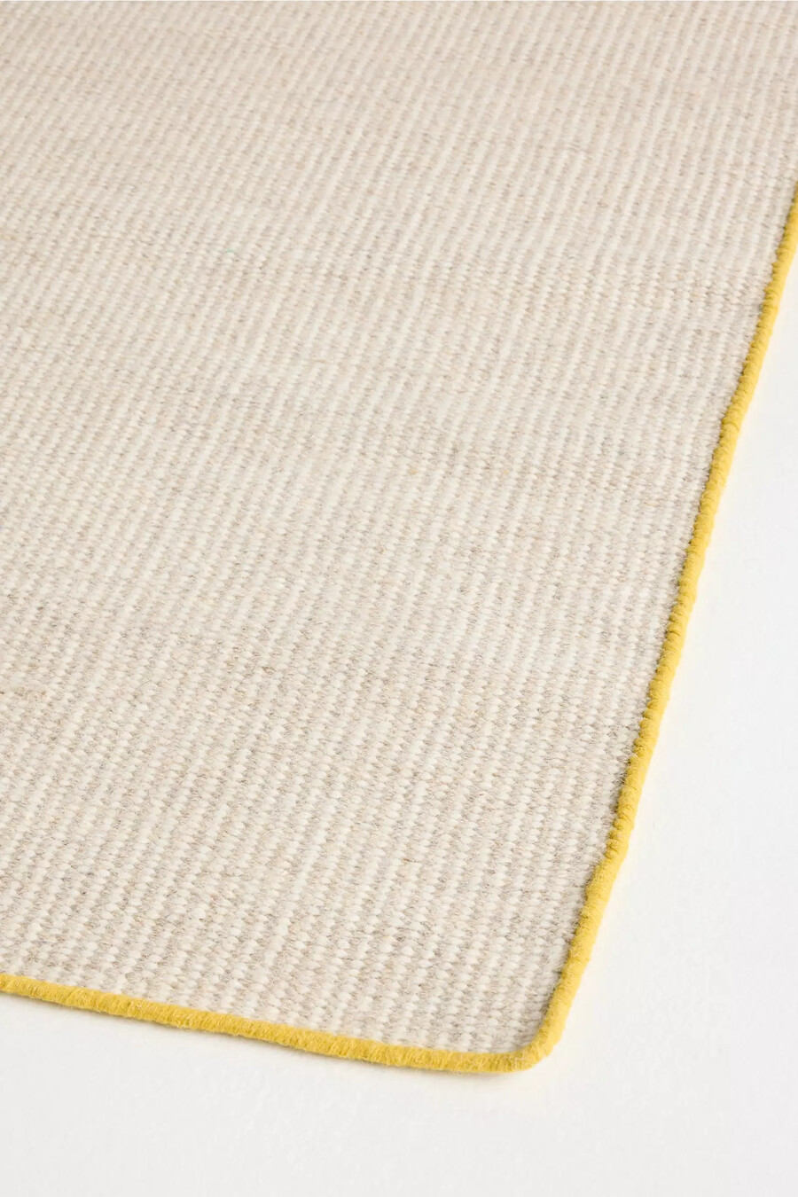flachgewebter wollteppich mit kontrastierender einfassung