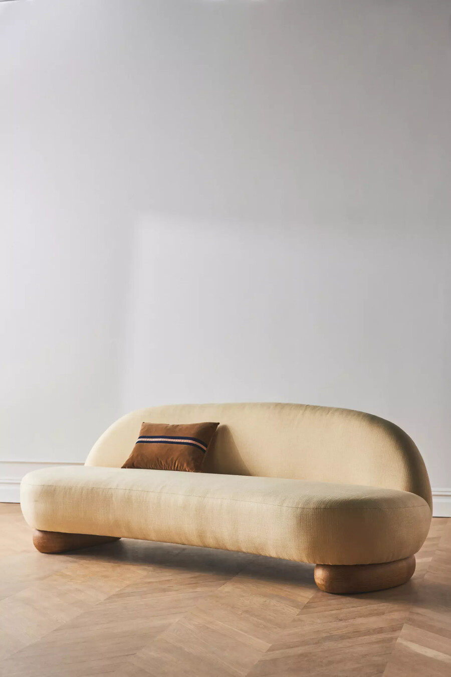 remy skulpturales sofa ohne armlehnen