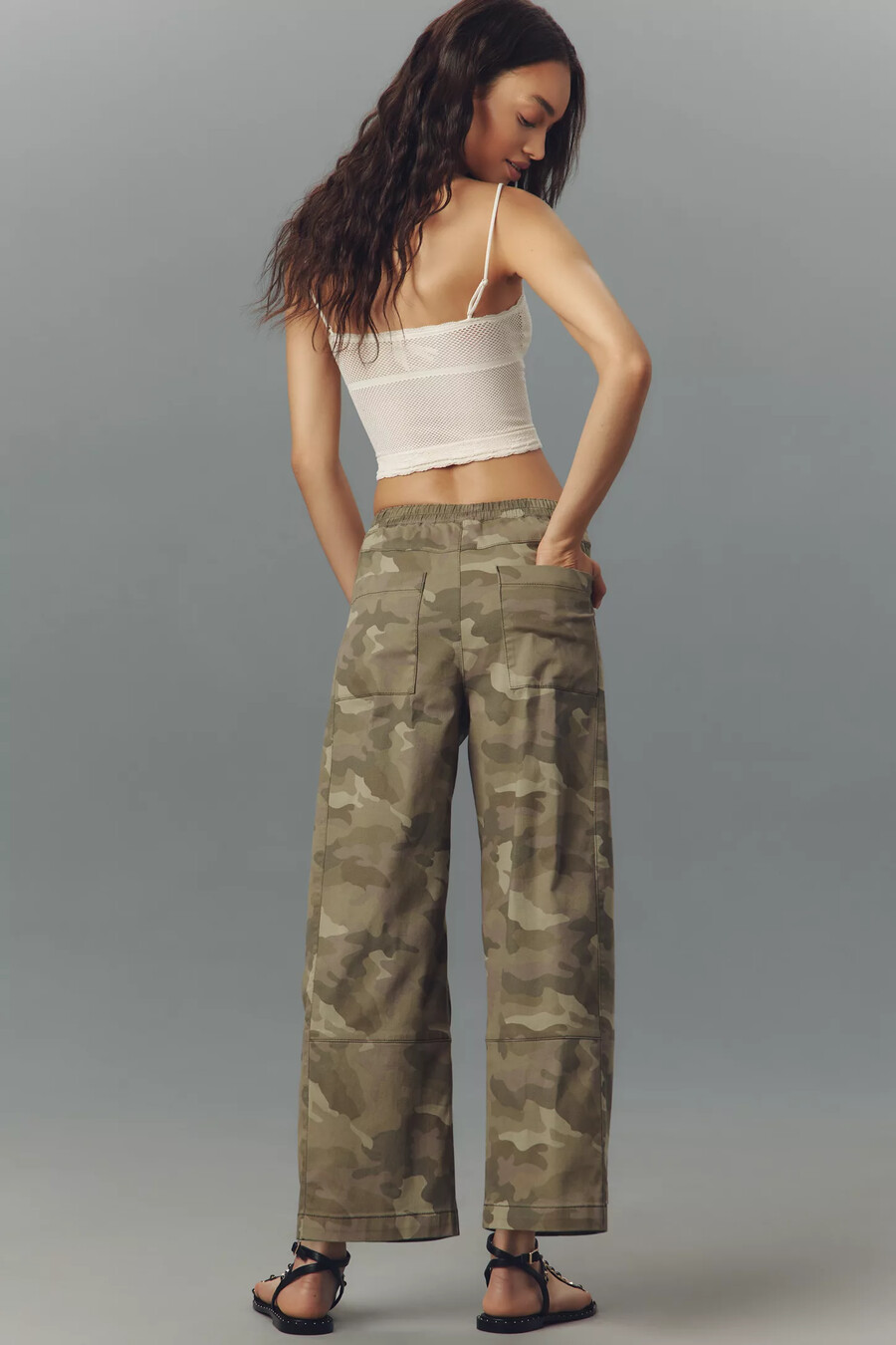 die izzie relaxed pull-on barrel trousers von pilcro printed twill edition