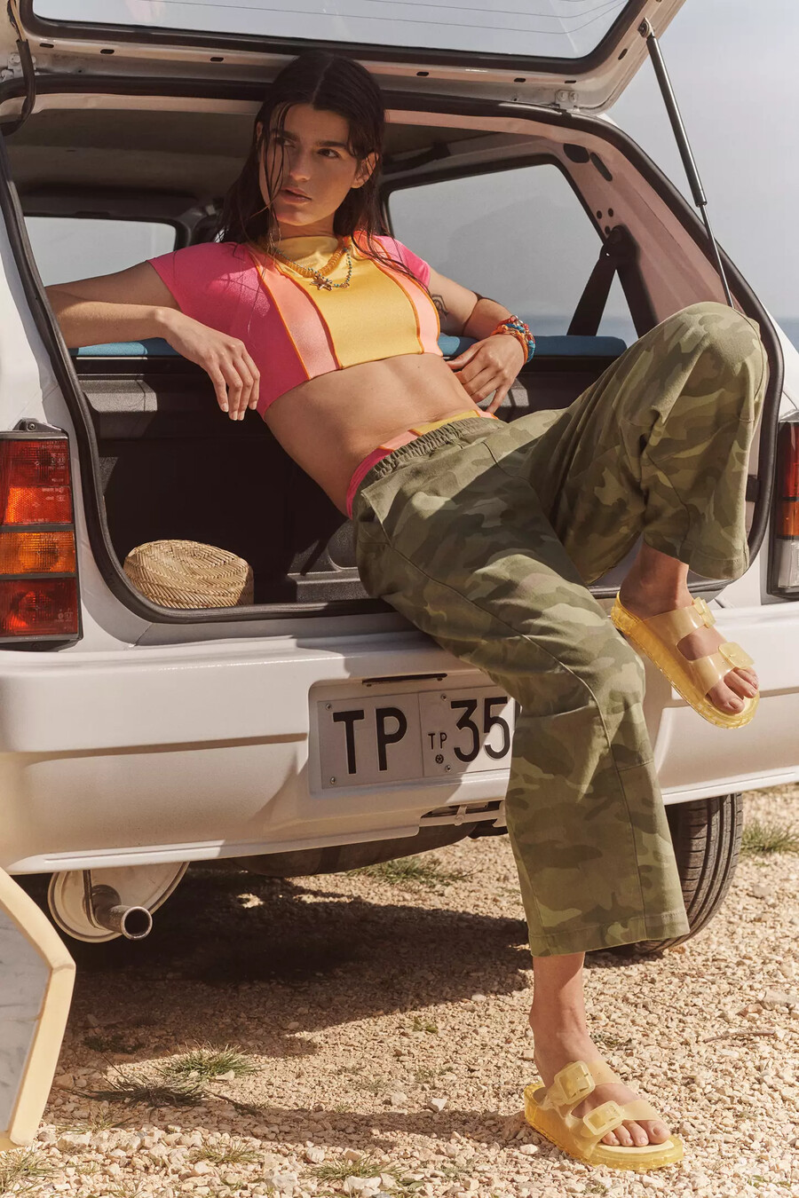 die izzie relaxed pull-on barrel trousers von pilcro printed twill edition