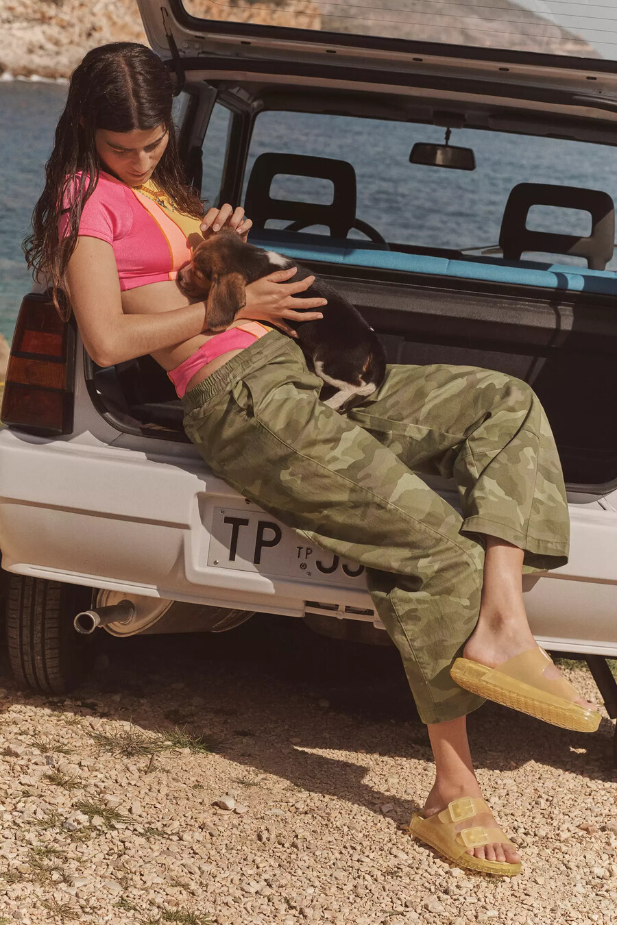die izzie relaxed pull-on barrel trousers von pilcro printed twill edition