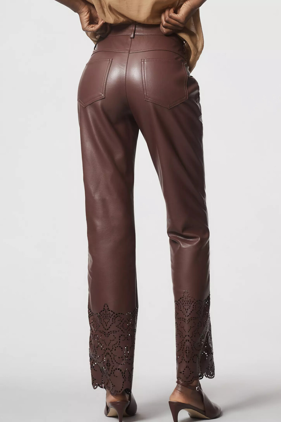 von anthropologie schmal geschnittene schlaghose aus kunstleder